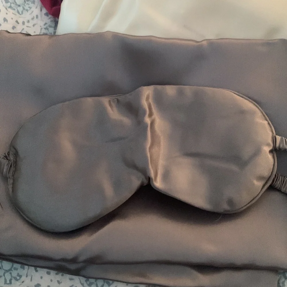 Satin pillowcases and eye mask - Picture 6 of 9
